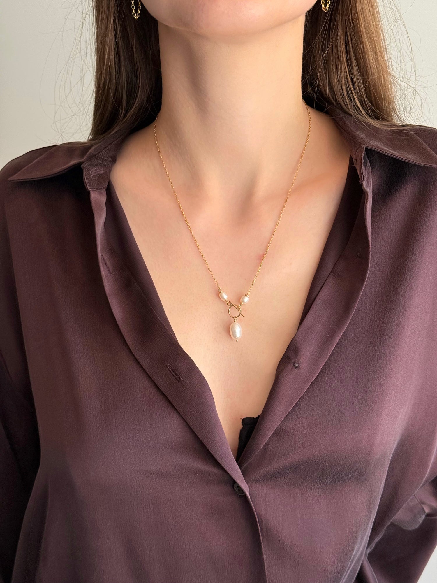 Minimal everyday pearl necklace with toggle clasp