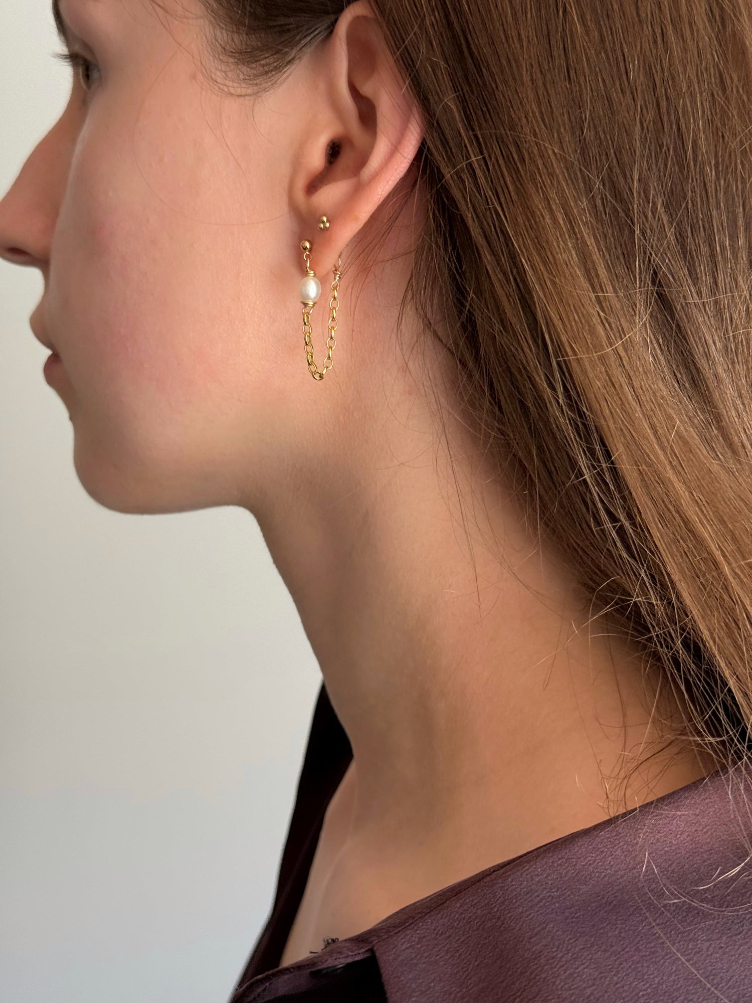 Freshwater pearl studs with chain detail