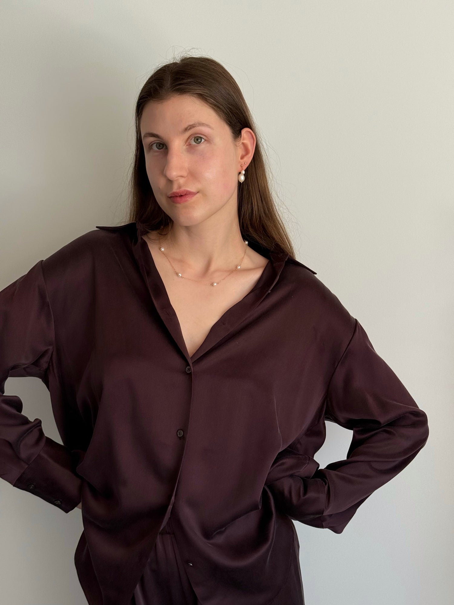 Model wearing floating pearl necklac